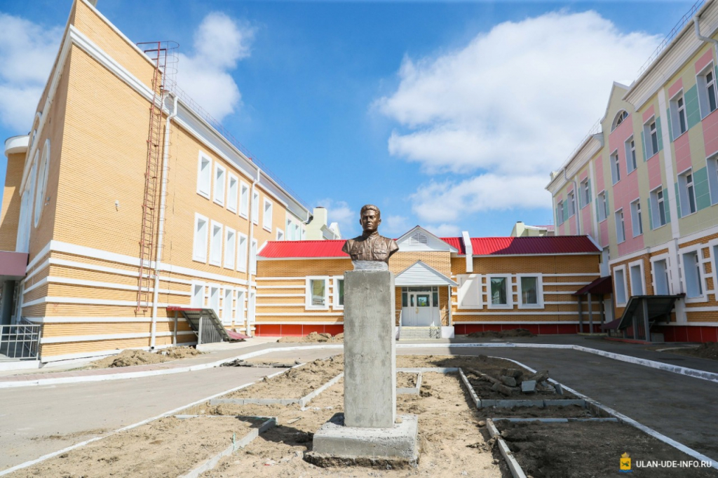 У четырех школ Улан-Удэ устанавливают бюсты Героев Советского Союза У четырех школ Улан-Удэ устанавливают бюсты Героев Советского Союза