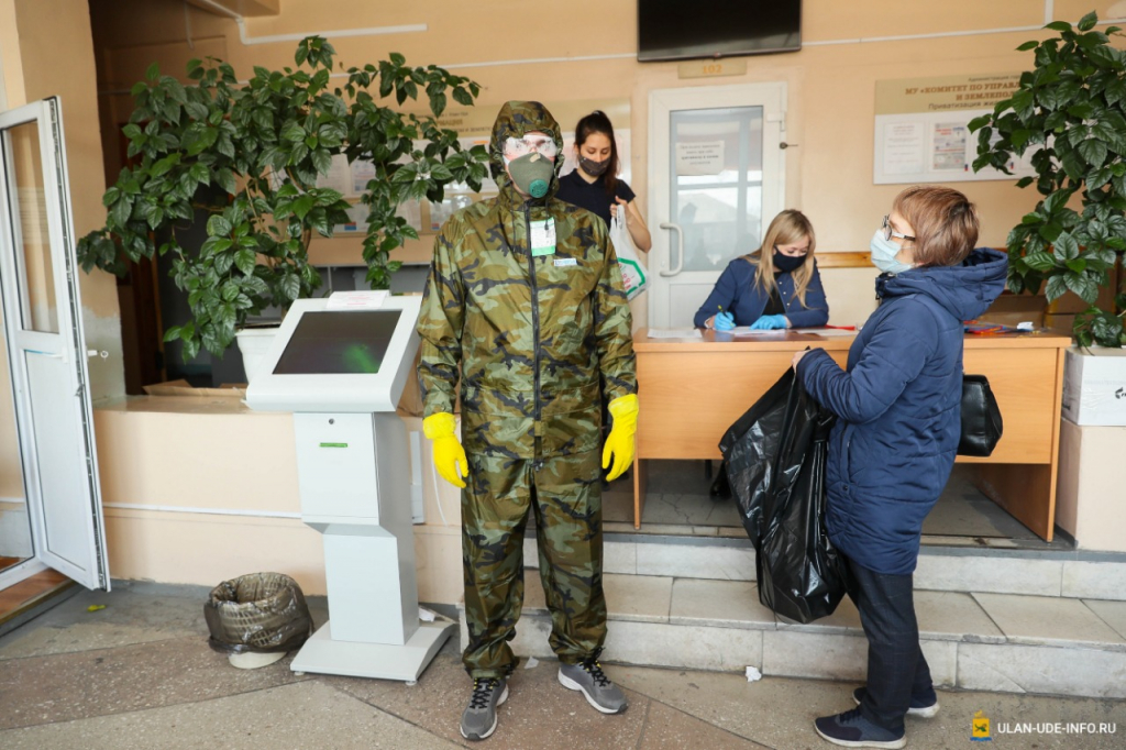 Улан-удэнским управляющим организациям раздали средства индивидуальной защиты для проведения дезинфекции Улан-удэнским управляющим организациям раздали средства индивидуальной защиты для проведения дезинфекции