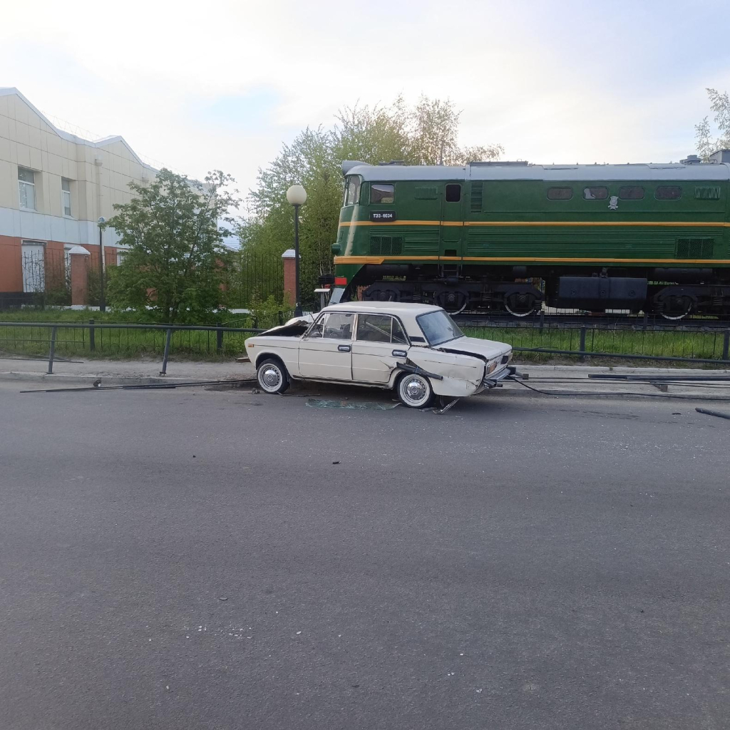 В Северобайкальске молодой водитель врезался в ограждение В Северобайкальске молодой водитель врезался в ограждение