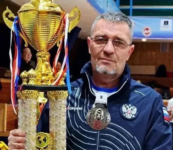 Спортсмен из Бурятии стал первым заслуженным мастером спорта России по спортивному метанию ножа Спортсмен из Бурятии стал первым заслуженным мастером спорта России по спортивному метанию ножа