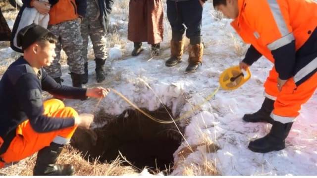 В Монголии обнаружили неизвестную ранее пещеру глубиной с 15-этажный дом В Монголии обнаружили неизвестную ранее пещеру глубиной с 15-этажный дом