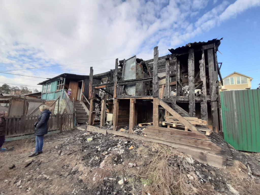 В Улан-Удэ из-за пожара без крова остались три семьи В Улан-Удэ из-за пожара без крова остались три семьи