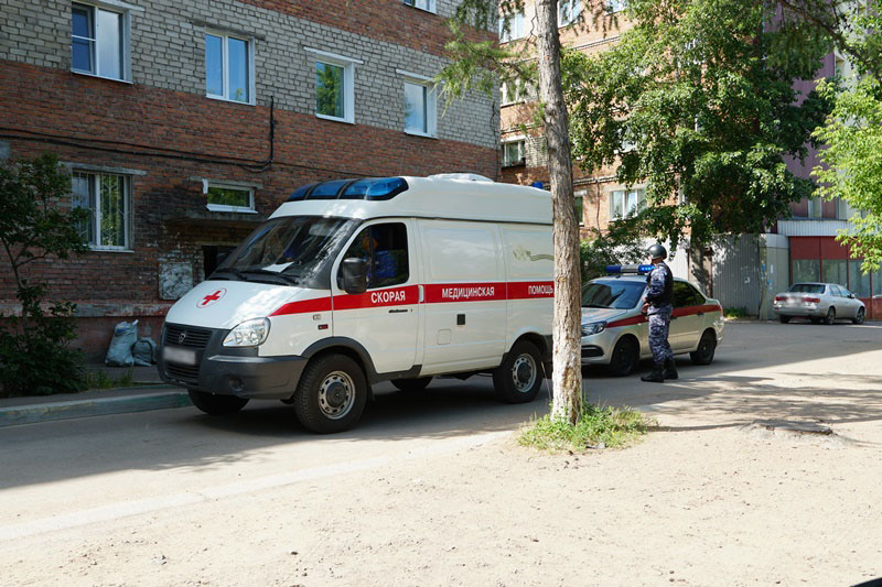 В Улан–Удэ росгвардейцы смогли спугнуть из квартиры мужчину в розыске, который не выпускал просящую о помощи девушку В Улан–Удэ росгвардейцы смогли спугнуть из квартиры мужчину в розыске, который не выпускал просящую о помощи девушку