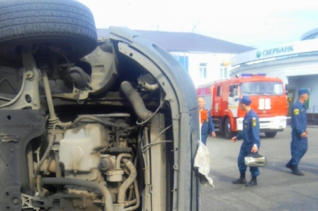 Пожарные в Улан-Удэ помогли выбраться людям из перевернувшегося автобуса Пожарные в Улан-Удэ помогли выбраться людям из перевернувшегося автобуса