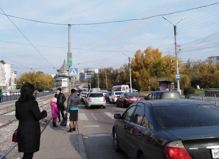 Ремонт дороги в центре Улан-Удэ собрал пробку Ремонт дороги в центре Улан-Удэ собрал пробку