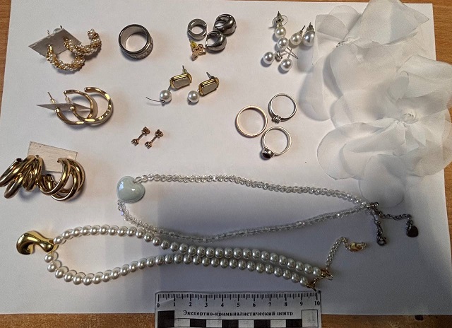 В Кабанском районе Бурятии полицейские по горячим следам задержали подозреваемого в краже из гостевого дома В Кабанском районе Бурятии полицейские по горячим следам задержали подозреваемого в краже из гостевого дома