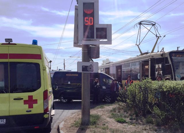 В Улан-Удэ маршрутка с пассажирами въехала в трамвай В Улан-Удэ маршрутка с пассажирами въехала в трамвай