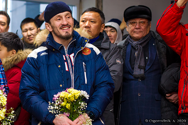 Улан-удэнцы встретили призеров чемпионата Европы по борьбе► Улан-удэнцы встретили призеров чемпионата Европы по борьбе►