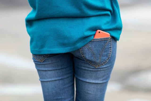 В Улан-Удэ мужчина украл из кармана 12-летней девочки телефон В Улан-Удэ мужчина украл из кармана 12-летней девочки телефон