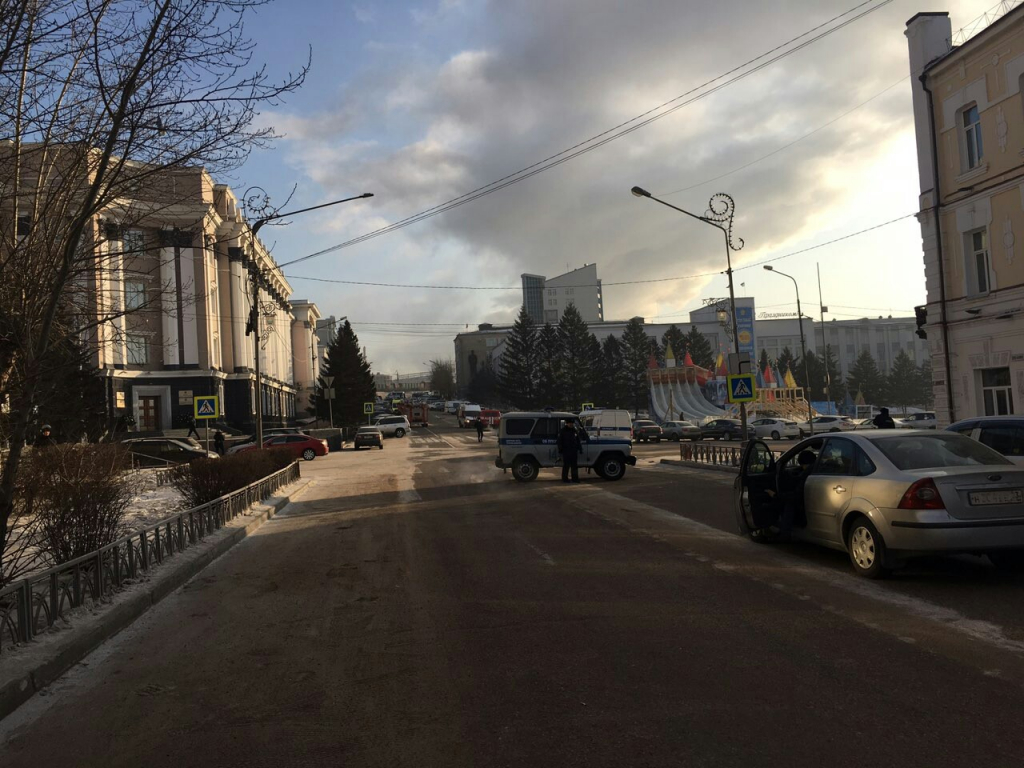 В Улан-Удэ эвакуировали работников здания мэрии и правительства (ОБНОВЛЕНО В 11:28) В Улан-Удэ эвакуировали работников здания мэрии и правительства (ОБНОВЛЕНО В 11:28)