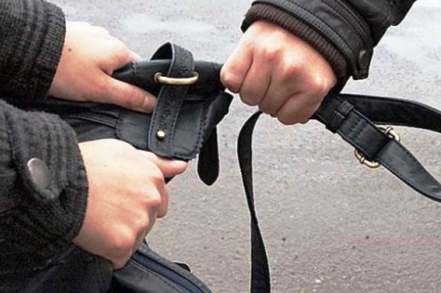 В Северобайкальске мужчина ограбил на улице пенсионерку В Северобайкальске мужчина ограбил на улице пенсионерку