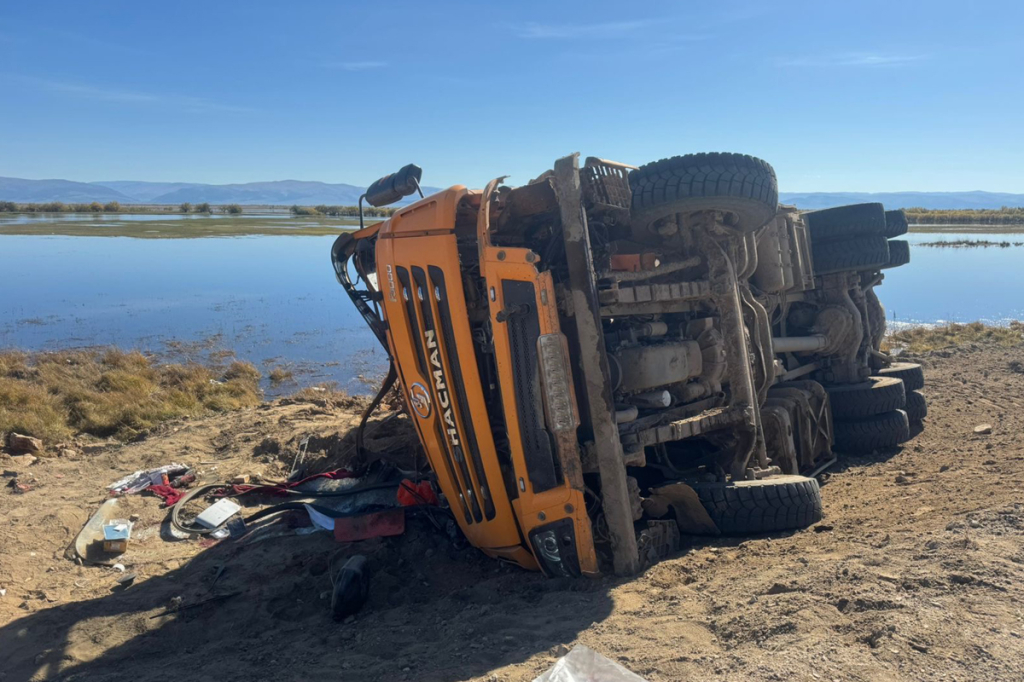 В Бурятии грузовик слетел с дороги и перевернулся В Бурятии грузовик слетел с дороги и перевернулся