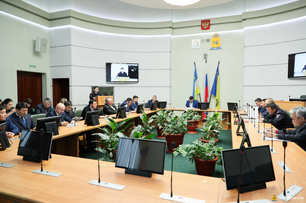 Депутаты Горсовета Улан-Удэ поддержали запрет экспресс-баров и прием жителей с участковыми Депутаты Горсовета Улан-Удэ поддержали запрет экспресс-баров и прием жителей с участковыми