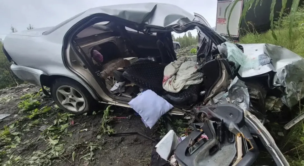 В Бурятии молодой водитель попал в больницу после столкновения с грузовиком В Бурятии молодой водитель попал в больницу после столкновения с грузовиком