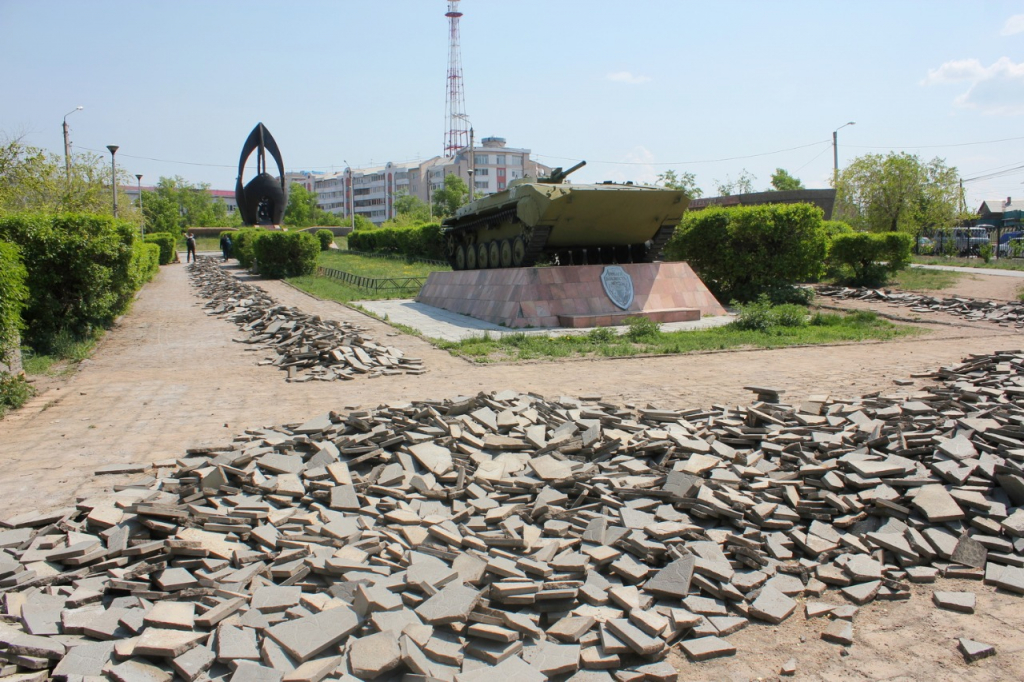 В Улан-Удэ начали благоустройство сквера «Ровесникам, ушедшим в бой» В Улан-Удэ начали благоустройство сквера «Ровесникам, ушедшим в бой»