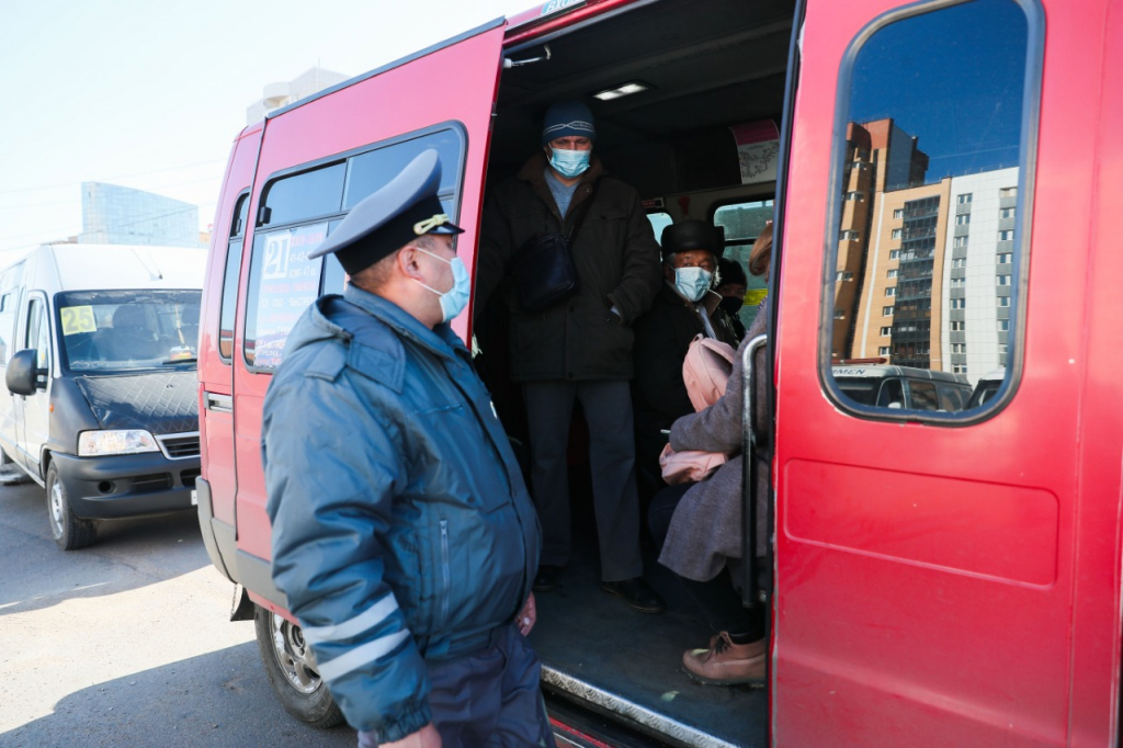 Пассажиров общественного транспорта в Улан-Удэ проверяют на наличие масок Пассажиров общественного транспорта в Улан-Удэ проверяют на наличие масок