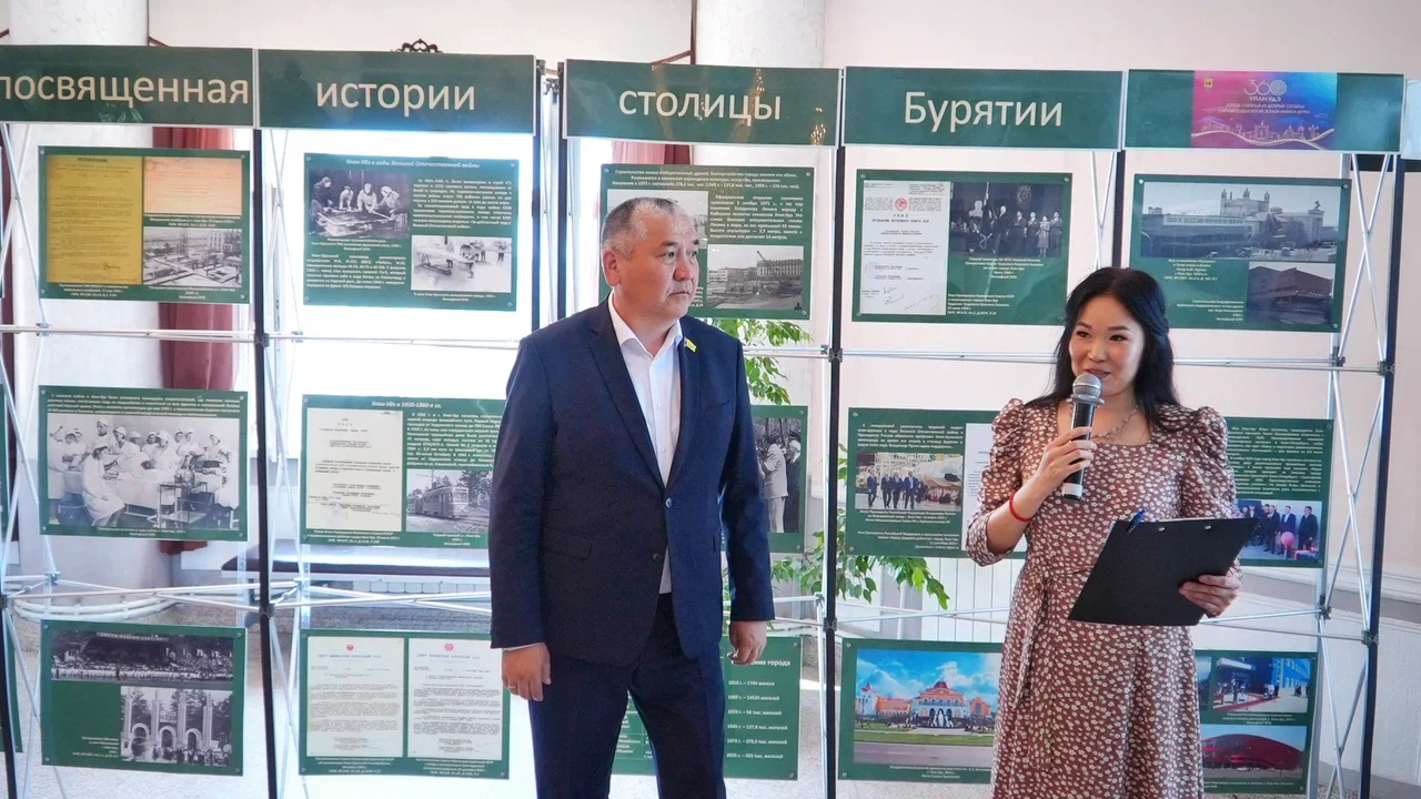 Председатель горсовета Улан-Удэ передал уникальные документы в Государственный архив Бурятии Председатель горсовета Улан-Удэ передал уникальные документы в Государственный архив Бурятии