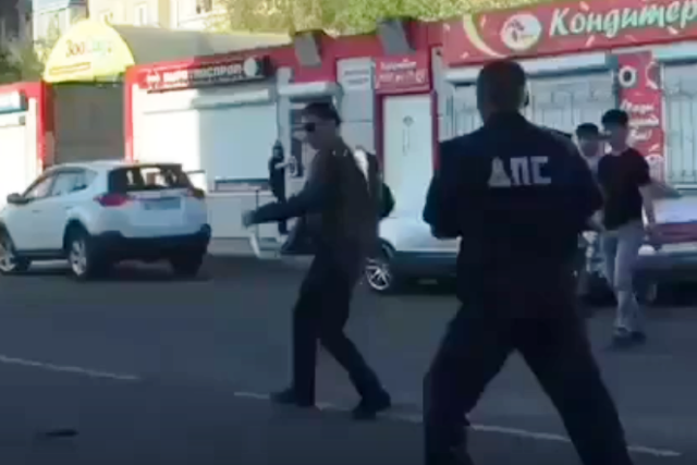 В Улан-Удэ на сотрудников ГИБДД мужчина напал с ножом ► В Улан-Удэ на сотрудников ГИБДД мужчина напал с ножом ►