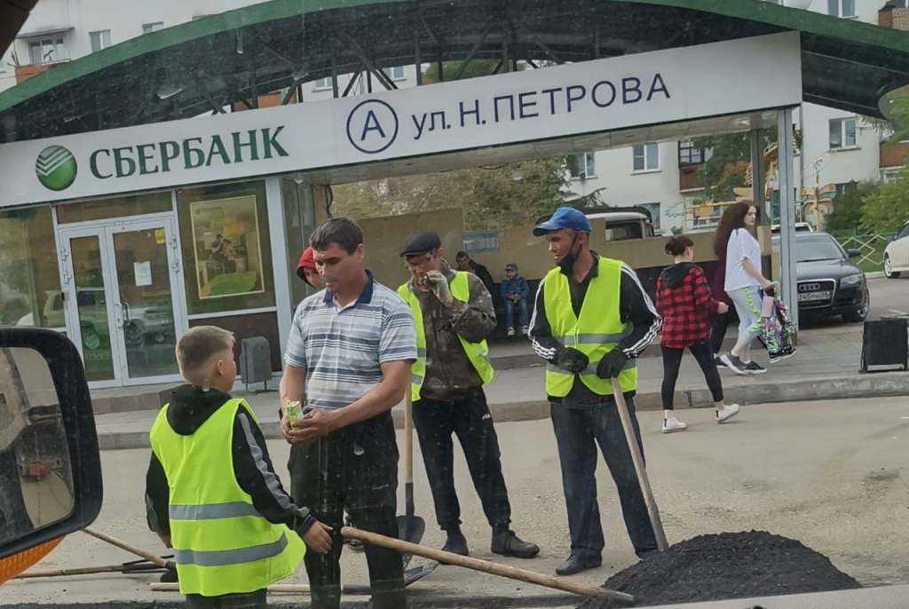 В Улан-Удэ ребенка привлекли к ямочному ремонту дорог В Улан-Удэ ребенка привлекли к ямочному ремонту дорог