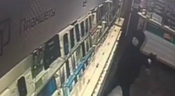 В Улан-Удэ грабитель с монтировкой напал на салон сотовой связи В Улан-Удэ грабитель с монтировкой напал на салон сотовой связи