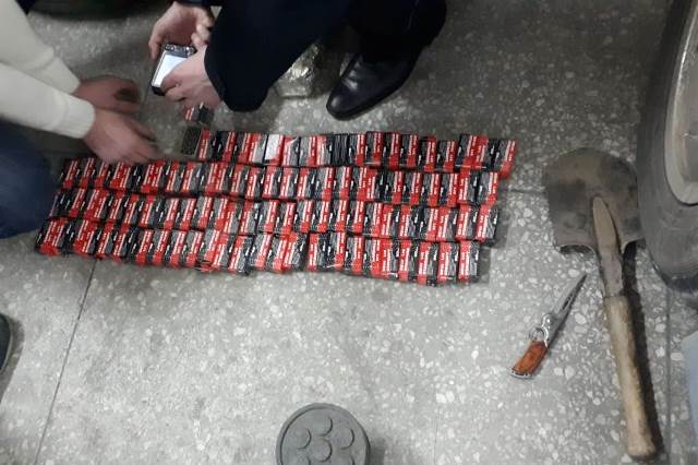 Из Бурятии в Монголию пытались провезти 4800 патронов в колесе автомобиля Из Бурятии в Монголию пытались провезти 4800 патронов в колесе автомобиля