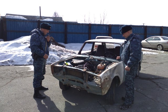 В Нижнеангарске пьяный водитель на крыше полуразрушенных «Жигулей» катал собутыльника В Нижнеангарске пьяный водитель на крыше полуразрушенных «Жигулей» катал собутыльника