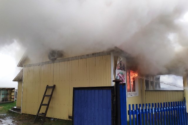 В Бурятии в пожаре сгорел магазин и погиб человек В Бурятии в пожаре сгорел магазин и погиб человек
