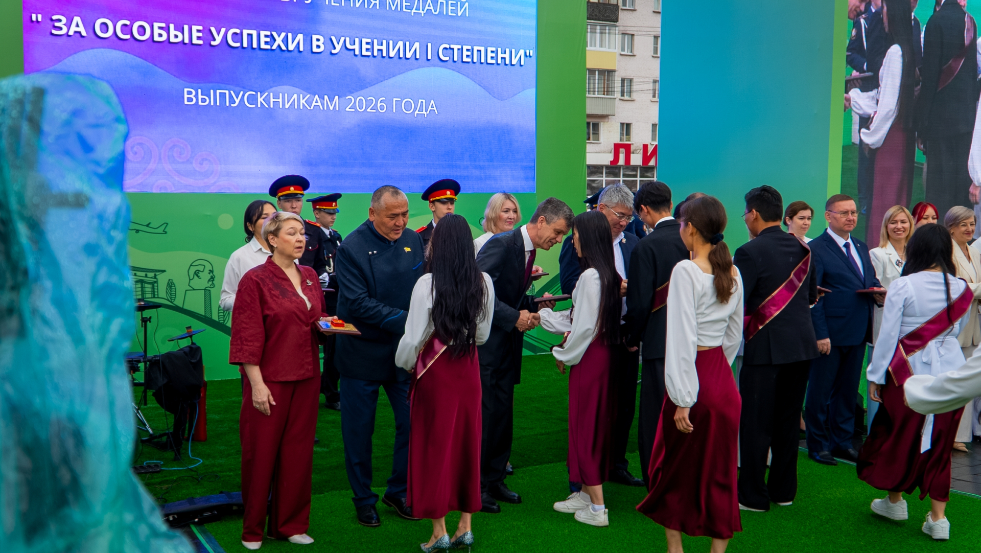 Депутаты Улан–Удэнского горсовета поздравили выпускников–медалистов Депутаты Улан–Удэнского горсовета поздравили выпускников–медалистов