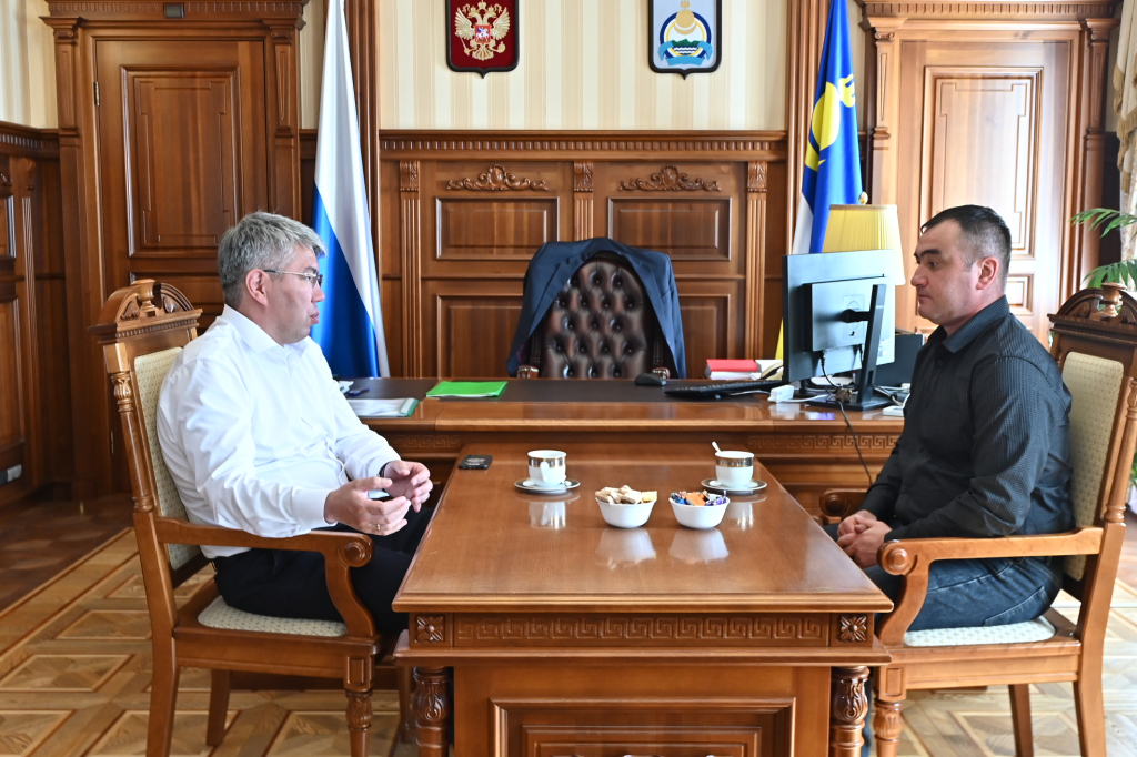 Глава Бурятии встретился с Героем России Владимиром Дарковским Глава Бурятии встретился с Героем России Владимиром Дарковским