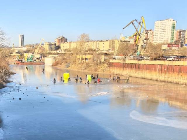 В Улан–Удэ рыбаки на свой страх и риск вышли на тонкий лёд затона бывшего судостроительного завода В Улан–Удэ рыбаки на свой страх и риск вышли на тонкий лёд затона бывшего судостроительного завода