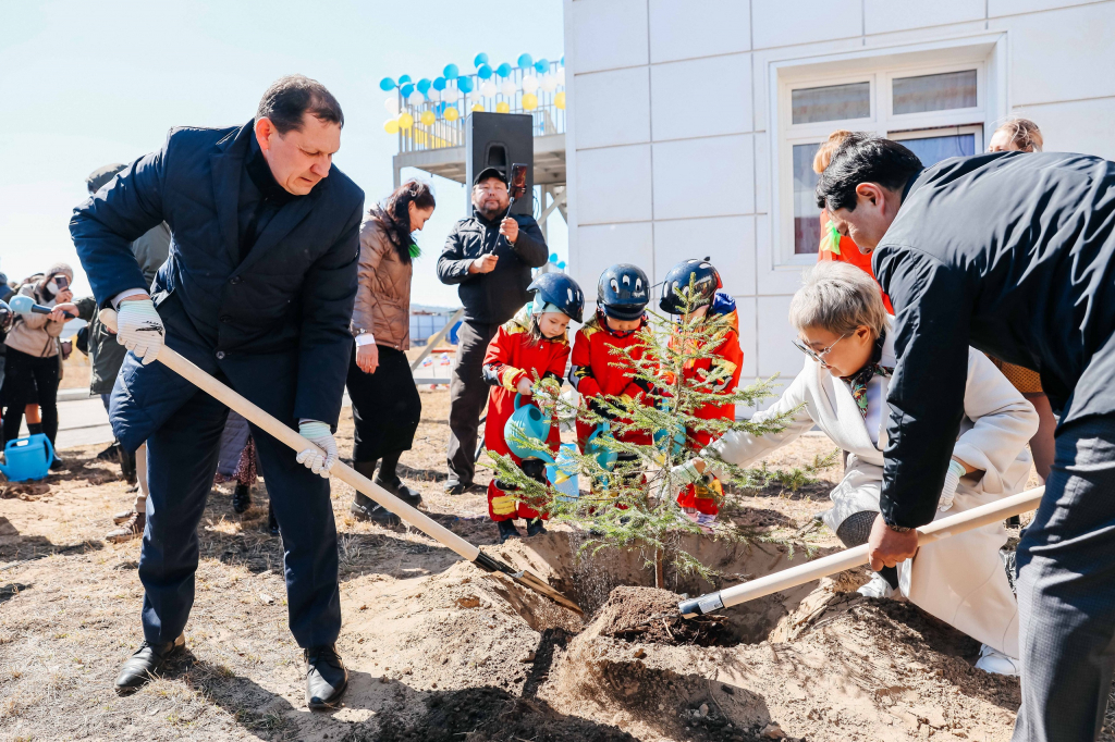 Мэр Улан-Удэ высадил ель у нового детского сада Мэр Улан-Удэ высадил ель у нового детского сада