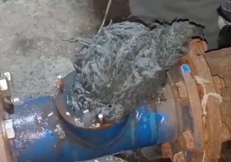 В Улан–Удэ из–за смытой в канализацию бутылки из–под масла затопило подвал дома В Улан–Удэ из–за смытой в канализацию бутылки из–под масла затопило подвал дома