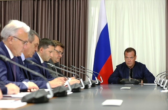 Медведев поручил выделить средства из резервного фонда на тушение пожаров в Сибири Медведев поручил выделить средства из резервного фонда на тушение пожаров в Сибири