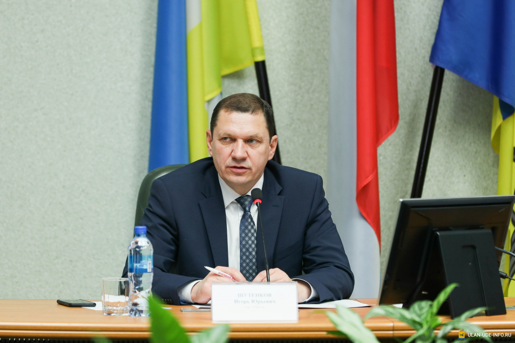 Мэр Улан-Удэ: "Надо обезопасить жителей от трагических случаев на остановках" Мэр Улан-Удэ: "Надо обезопасить жителей от трагических случаев на остановках"