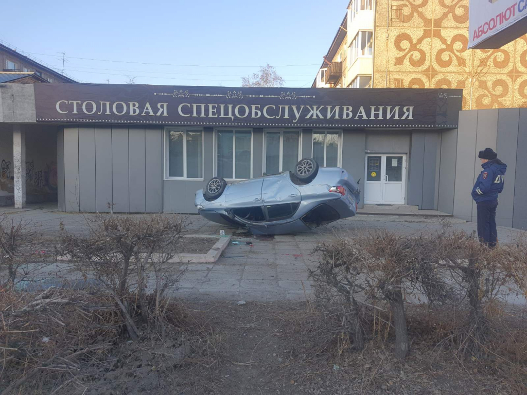 В центре Улан-Удэ перевернулась машина В центре Улан-Удэ перевернулась машина