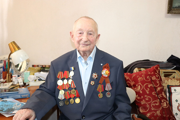 Ветеран из Бурятии отметил 100–летие и отправил письмо в 2045 год Ветеран из Бурятии отметил 100–летие и отправил письмо в 2045 год