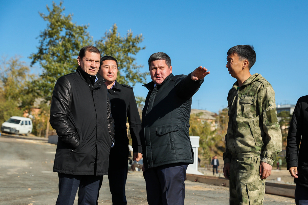Власти Улан-Удэ проинспектировали ход работ в сквере «Кристалл» Власти Улан-Удэ проинспектировали ход работ в сквере «Кристалл»