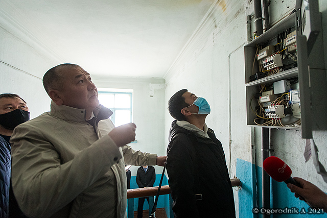 Депутаты горсовета проверили качество работ электросетей в жилом доме Депутаты горсовета проверили качество работ электросетей в жилом доме