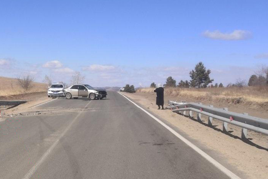 В Кяхтинском районе водительница врезалась в дорожное ограждение В Кяхтинском районе водительница врезалась в дорожное ограждение