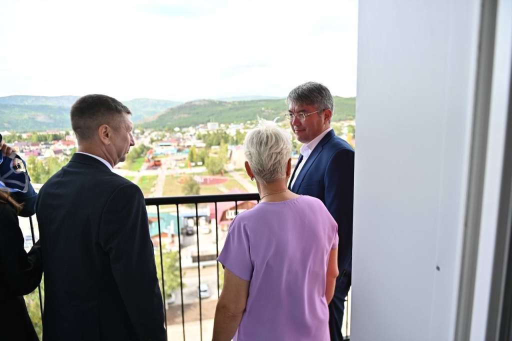 В Северобайкальске переселенцы показали главе Бурятии своё новое жильё В Северобайкальске переселенцы показали главе Бурятии своё новое жильё