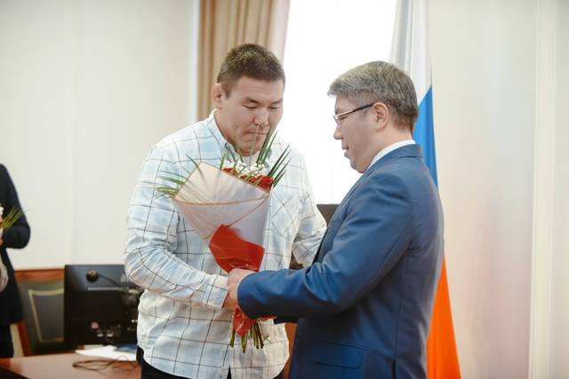 Бурятским борцам вручили вручили денежные сертификаты и подарки Бурятским борцам вручили вручили денежные сертификаты и подарки
