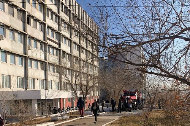 В Улан-Удэ эвакуировали людей из городской поликлиники В Улан-Удэ эвакуировали людей из городской поликлиники