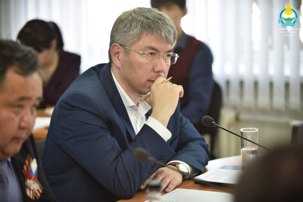 Главу Бурятии научили класть асфальт Главу Бурятии научили класть асфальт