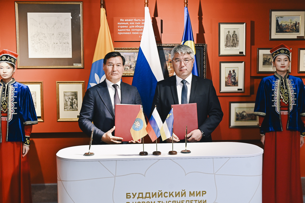 Делегация Бурятии работает на III международном буддийском форуме Делегация Бурятии работает на III международном буддийском форуме