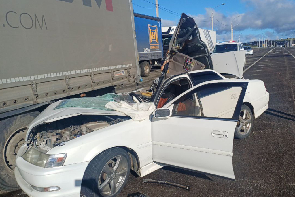 В Бурятии легковушка врезалась в стоящий грузовик В Бурятии легковушка врезалась в стоящий грузовик