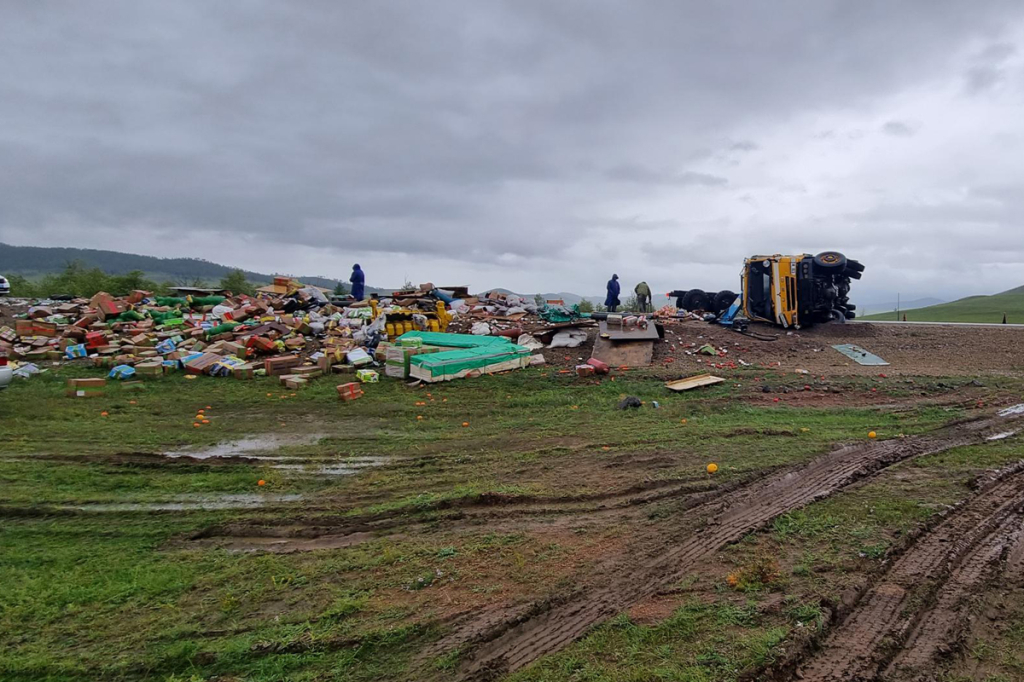 На трассе в Бурятии перевернулся грузовик с продуктами и запасными частями На трассе в Бурятии перевернулся грузовик с продуктами и запасными частями