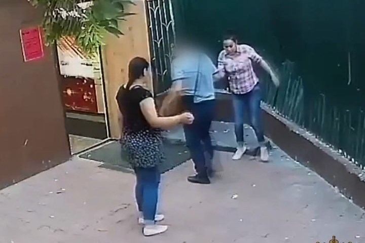 Две девушки обокрали мужчину у кафе в Улан-Удэ ► Две девушки обокрали мужчину у кафе в Улан-Удэ ►