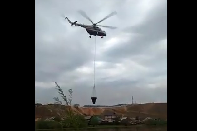 Набирающий воду из реки вертолет в Улан-Удэ попал на видео ► Набирающий воду из реки вертолет в Улан-Удэ попал на видео ►