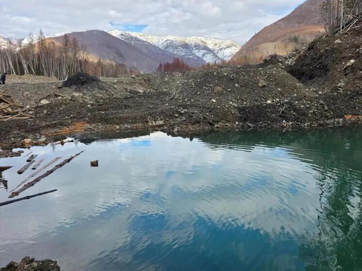 В Бурятии тяжёлая техника работала в реке во время нереста омуля В Бурятии тяжёлая техника работала в реке во время нереста омуля