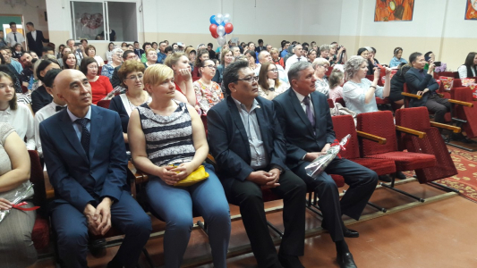Выпускников школы № 51 поздравили с "Последним звонком" Выпускников школы № 51 поздравили с "Последним звонком"
